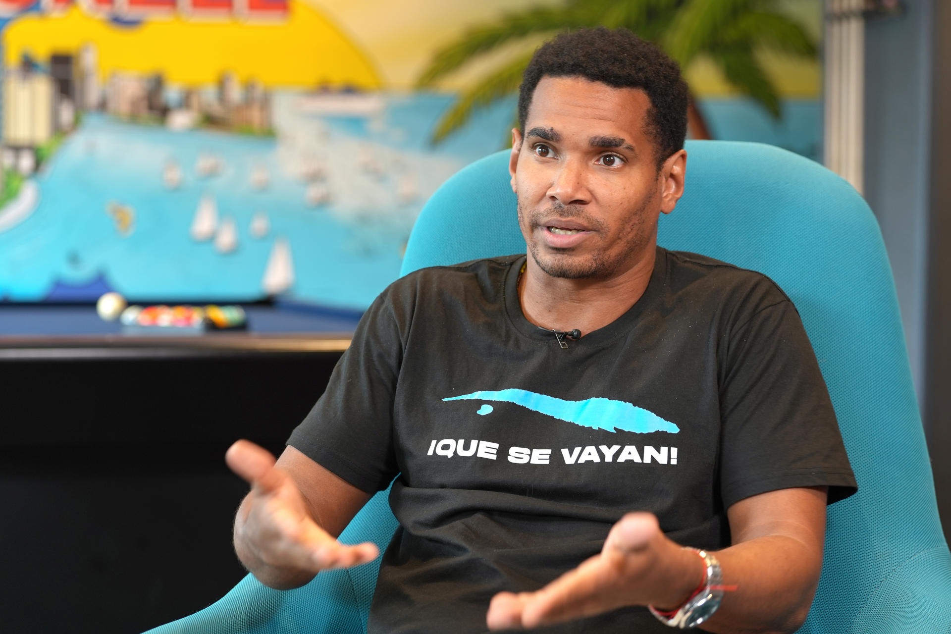 El activista cubano Luis Manuel Otero Alcántara, fundador del Movimiento San Isidro, habla durante una entrevista con EFE en la que percibe "condiciones para un estallido social lapidario en Cuba", este martes, en Doral (Estados Unidos). EFE/Alberto Boal