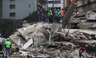Integrantes de cuerpos de rescate realizan operaciones de búsqueda en edificaciones afectadas este miércoles, en Caracas (Venezuela). EFE/ Raúl Martínez