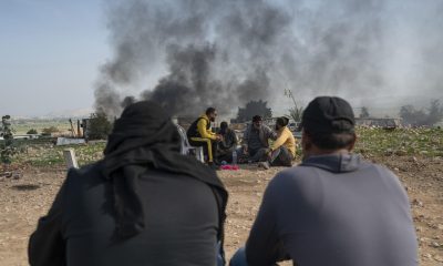 Imagen de archivo en la que un grupo de palestinos beduinos toma té mientras concluye el desalojo de sus vivienda en la localidad cisjordana de Ras Ein Al Auja. EFE/ Magda Gibelli