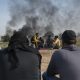Imagen de archivo en la que un grupo de palestinos beduinos toma té mientras concluye el desalojo de sus vivienda en la localidad cisjordana de Ras Ein Al Auja. EFE/ Magda Gibelli