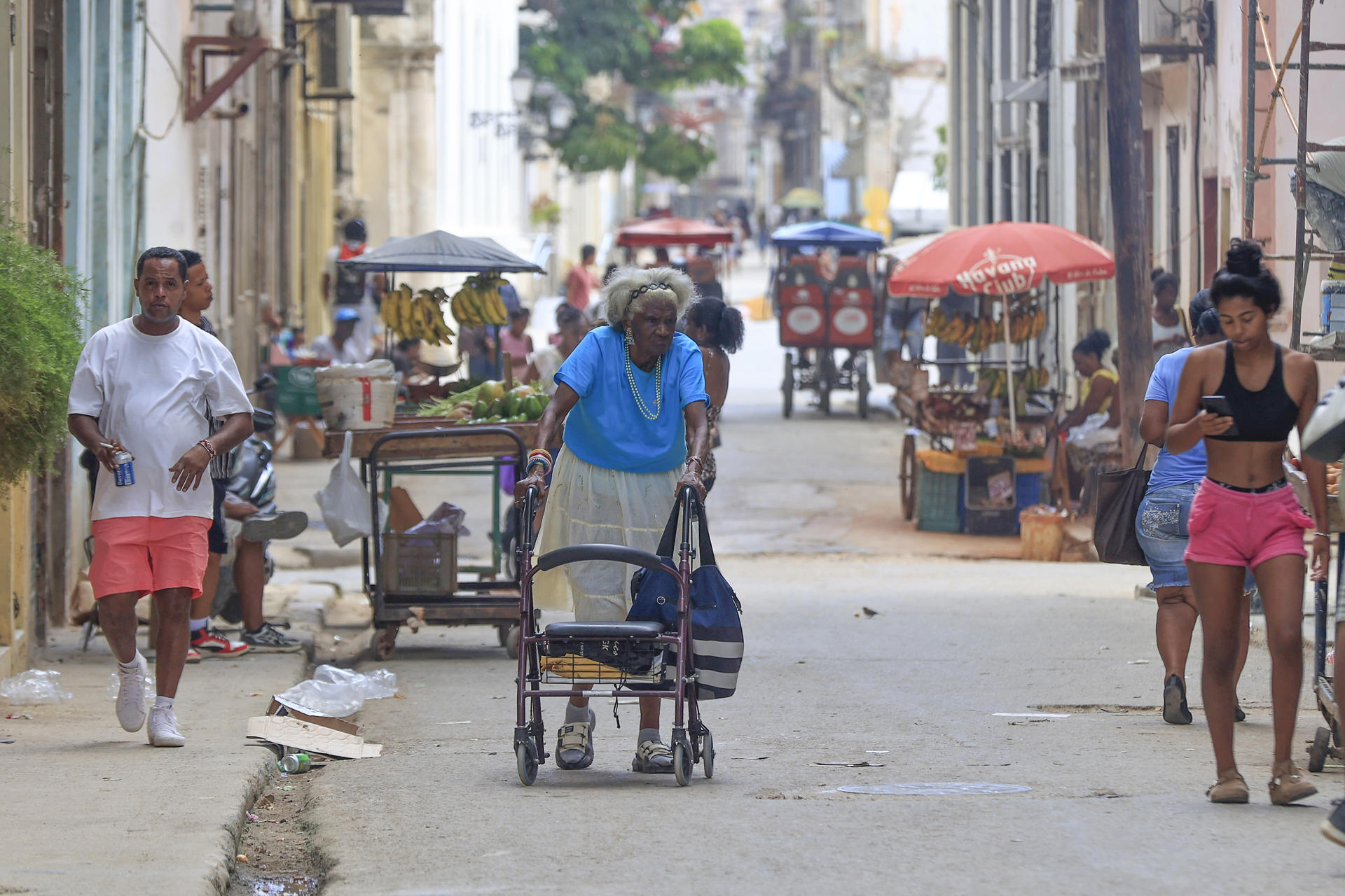 Personas caminan este jueves por una calle de La Habana (Cuba). "El declive económico de Cuba comenzó mucho antes de las últimas sanciones de EE.UU.", dijo a EFE el director del Centro Adrienne Arsht para América Latina del Atlantic Council, Jason Marczak, en referencia al bloqueo de crudo impuesto en enero por el presidente, Donald Trump, que anunció represalias contra quienes negocien con el país caribeño. EFE/ Ernesto Mastrascusa