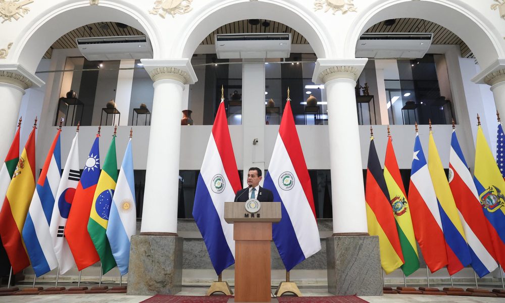 El ministro de Relaciones Exteriores de Paraguay, Rubén Ramírez Lezcano, habla en una rueda de prensa este jueves, en Asunción (Paraguay). EFE/ Juan Pablo Pino