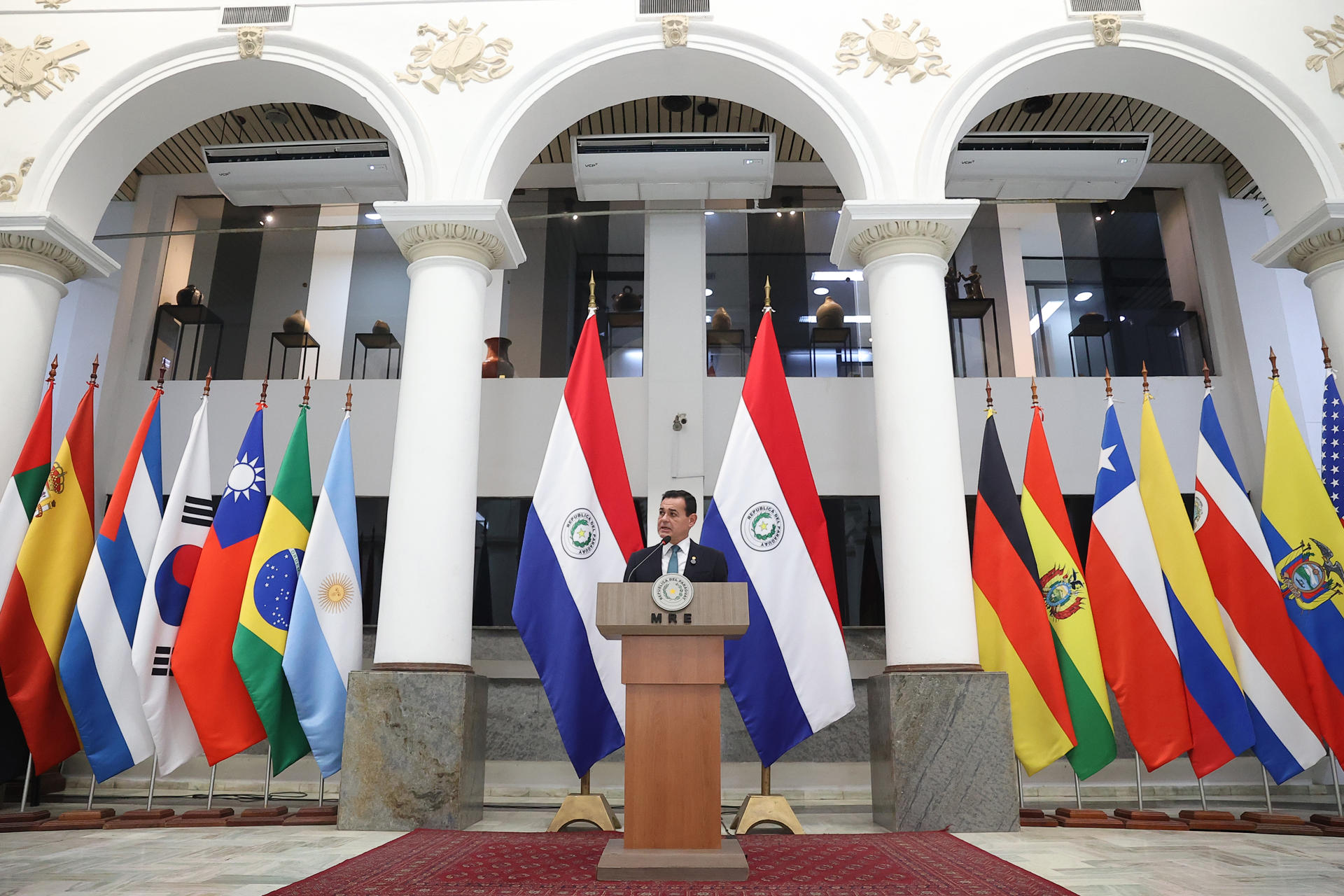 El ministro de Relaciones Exteriores de Paraguay, Rubén Ramírez Lezcano, habla en una rueda de prensa este jueves, en Asunción (Paraguay). EFE/ Juan Pablo Pino