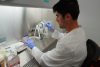 Fotografía del 22 de julio de 2026 que muestra Jacob Harris, estudiante de Ingeniería Bioquímica en la Universidad Internacional de Florida (FIU), realiza prueba en un laboratorio de la FIU en Miami (Estados Unidos). EFE/ Alberto Boal