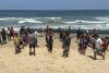Las playas de Deir al Balah, en el centro de Gaza, se han convertido en una improvisada escuela de natación que aspira a enseñar a nadar a 10.000 niños en los próximos meses. EFE/ Str