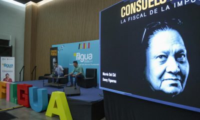 Los periodistas guatemaltecos Sonny Figueroa (i) y Marvin del Cid fueron captados este 12 de julio, durante la presentación del libro 'Consuelo Porras, la fiscal de la impunidad', en el marco de la Feria Internacional del Libro de Guatemala, en Ciudad de Guatemala. EFE/Mariano Macz