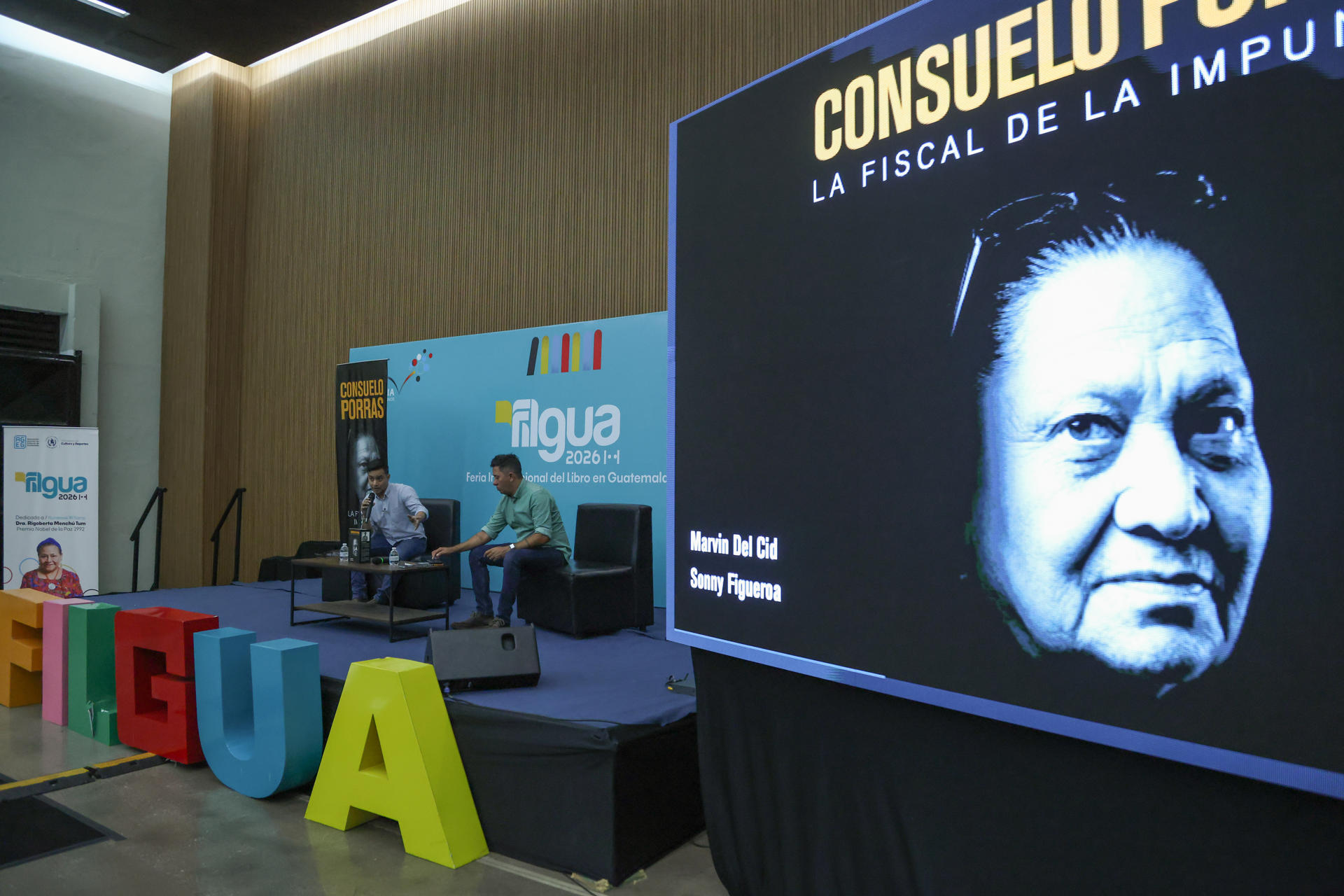 Los periodistas guatemaltecos Sonny Figueroa (i) y Marvin del Cid fueron captados este 12 de julio, durante la presentación del libro 'Consuelo Porras, la fiscal de la impunidad', en el marco de la Feria Internacional del Libro de Guatemala, en Ciudad de Guatemala. EFE/Mariano Macz