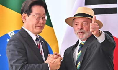 El presidente de Corea del Sur, Jae-myung Lee (i), conversa junto a su homólogo de Brasil, Luiz Inácio Lula da Silva, durante una reunión bilateral este lunes, en el Palacio de la Alvorada en Brasilia (Brasil). EFE/ Andre Borges
