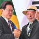 El presidente de Corea del Sur, Jae-myung Lee (i), conversa junto a su homólogo de Brasil, Luiz Inácio Lula da Silva, durante una reunión bilateral este lunes, en el Palacio de la Alvorada en Brasilia (Brasil). EFE/ Andre Borges