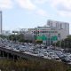 Fotografía de archivo que muestra vehículos durante una congestión vial en una autopista de Miami, Florida (Estados Unidos). EFE/Pedro Pablo Cortés