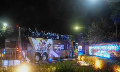 Jugadores de la selección de Argentina prefirieron tener este lunes un regreso discreto a Buenos Aires tras perder el domingo la final del Mundial ante España. EFE/ Adan González