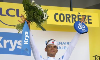 El mexicano Isaac del Toro (UAE Emirates XRG), en el podio como tercero de la general y maillot blanco de mejor joven del Tour. EFE/EPA/GUILLAUME HORCAJUELO