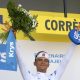 El mexicano Isaac del Toro (UAE Emirates XRG), en el podio como tercero de la general y maillot blanco de mejor joven del Tour. EFE/EPA/GUILLAUME HORCAJUELO
