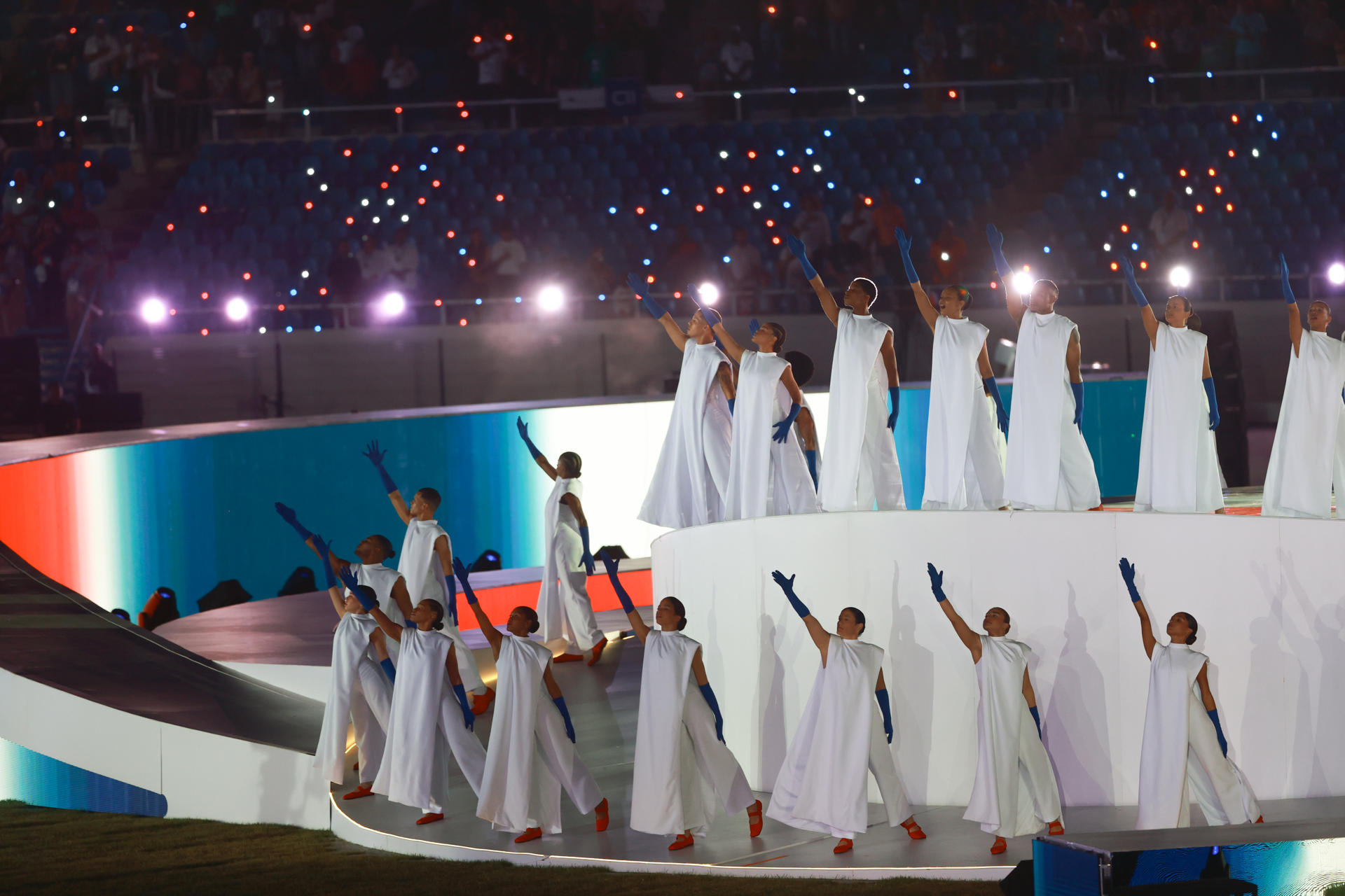 Centenas de bailarines, músicos, cantantes y artistas desfilaron este viernes por el estadio Félix Sánchez de Santo Domingo en un espectáculo de luces y colorido ofrecido para inaugurar la vigésima quinta edición de los Juegos Centroamericanos y del Caribe. EFE/ Orlando Barría
