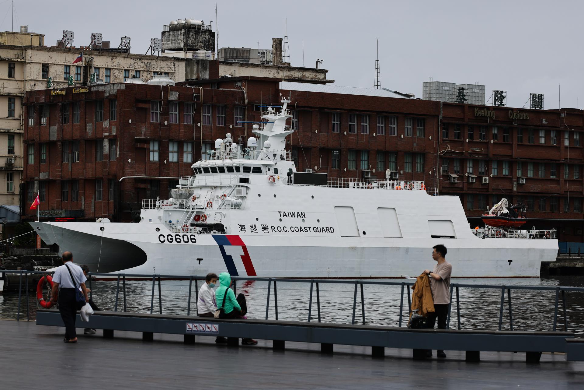 Imagen de archivo que muestra un patrullero de la clase Anping de la Guardia Costera taiwanesa anclado en el puerto de la ciudad de Keelung, Taiwán, el 13 de mayo de 2026.
EFE/EPA/RITCHIE B. TONGO
