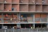 Personas trabajan en la reconstrucción de un edificio afectado por los terremotos del pasado 24 de junio, en Caracas (Venezuela). EFE/ Ronald Peña R