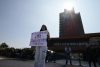 Una aspirante a estudiar en la Universidad Nacional Autónoma de México (UNAM) se manifiesta frente a la rectoría de la UNAM este viernes, en Ciudad de México (México). EFE/José Méndez
