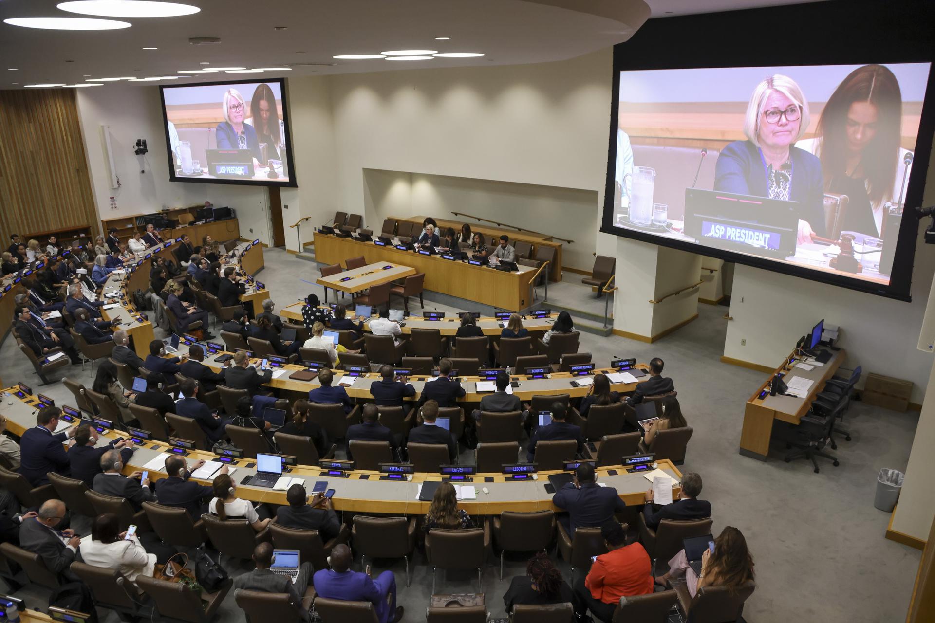 La Asamblea de Estados Parte de la Corte Penal Internacional (CPI) inicia un período extraordinario de sesiones para votar más adelante si se destituye al fiscal de la CPI Karim Ahmad Khan después de que el órgano de supervisión del tribunal presuntamente encontrara creíbles las acusaciones de agresión sexual contra él y recomendara su destitución, en la sede de las Naciones Unidas en Nueva York. EFE/SARAH YENESEL