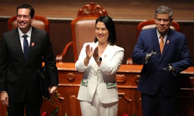 La presidenta electa de Perú, Keiko Fujimori (c), reacciona junto a su primer vicepresidente Luis Galarreta (d) y su segundo vicepresidente Miguel Torres (i), este miércoles en Lima (Perú). EFE/Paolo Aguilar