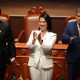 La presidenta electa de Perú, Keiko Fujimori (c), reacciona junto a su primer vicepresidente Luis Galarreta (d) y su segundo vicepresidente Miguel Torres (i), este miércoles en Lima (Perú). EFE/Paolo Aguilar