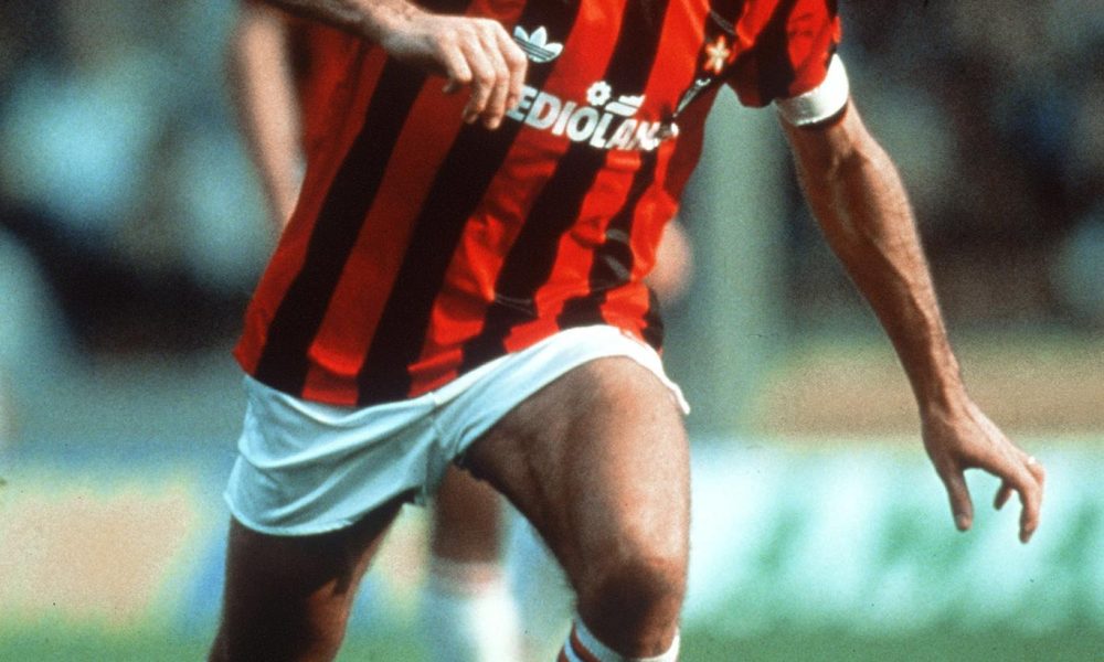 Fotografía de archivo (sin fecha), en la que puede verse al jugador italiano Franco Baresi durante un partido con el Milan. EFE/jg