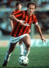 Fotografía de archivo (sin fecha), en la que puede verse al jugador italiano Franco Baresi durante un partido con el Milan. EFE/jg