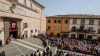 Cientos de fieles acuden a las puertas del Palacio Apostólico de Castel Gandolfo para escuchar al papa León XIV. EFE/EPA/GIUSEPPE LAMI