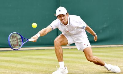 El tenista australiano Alex de Miñaur, durante su partido de tercera ronda del torneo de Wimbledon contra el estadounidense Zachary Svajda, disputado este sábado. EFE/ TOLGA AKMEN