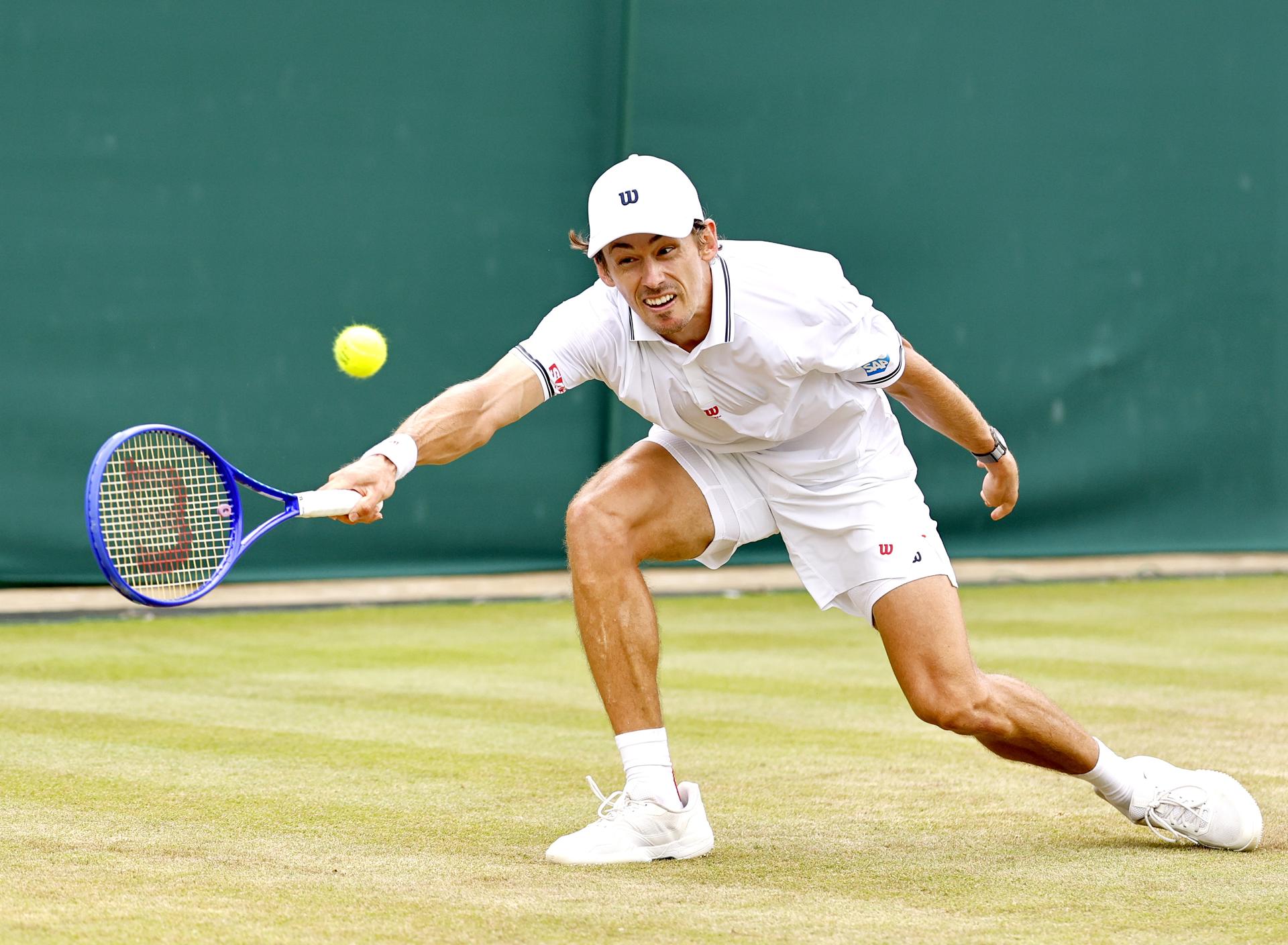 El tenista australiano Alex de Miñaur, durante su partido de tercera ronda del torneo de Wimbledon contra el estadounidense Zachary Svajda, disputado este sábado. EFE/ TOLGA AKMEN