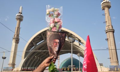 Un hombre sostiene una imagen del asesinado líder supremo de Irán, Alí Jameneí, durante el funeral del religioso en la mezquita Mosala de Teherán. Irán comenzó este sábado los funerales públicos por el asesinado líder supremo, Alí Jameneí, con la participación de miles de personas que acudieron a despedir al dirigente fallecido hace más de cuatro meses en los ataques lanzados por Estados Unidos e Israel el 28 de febrero, primer día de la guerra. EFE/Jaime León