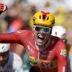 El noruego Soren Waerenskjold celebra la victoria tras la undécima etapa con final en Nevers, Francia.EFE/EPA/YOAN VALAT