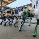 Varios robots trabajan como parte de una exhibición en el Congreso Mundial de Inteligencia Artificial (WAIC), la principal feria dedicada a esa tecnología en China, que ha abierto este viernes sus puertas en Shanghái, China. La megalópolis oriental china de Shanghái acoge desde este viernes la Conferencia Mundial de Inteligencia Artificial (WAIC), la principal feria dedicada a este incipiente sector en el país asiático, el cual busca reafirmar su capacidad de competir cara a cara contra Estados Unidos. EFE/ Víctor Escribano