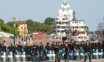 Agentes de policía esperan en Venecia la llegada de manifestantes contra el 'crucero diplomático' que ha organizado el embajador de EE.UU. en Italia,Tilman Fertitta, por los 250 años de independencia de su país. EFE/EPA/ANDREA MEROLA