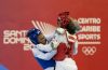 Anaisel León (d) de Cuba enfrenta a Hillary Clemente de Venezuela este lunes, en un combate de taekwondo kyorugui -67 kg femenino, durante los XXV Juegos Centroamericanos y del Caribe Santo Domingo 2026. EFE/ Orlando Barría
