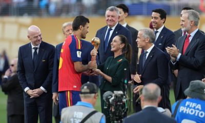 Rodri Hernández (ci) de España recibe el trofeo del Balón de Oro de manos de la presidenta de México, Claudia Sheinbaum (cd) este 19 de julio de 2026, en el estadio MetLife en Nueva Jersey. EFE/ Octavio Guzman
