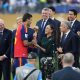 Rodri Hernández (ci) de España recibe el trofeo del Balón de Oro de manos de la presidenta de México, Claudia Sheinbaum (cd) este 19 de julio de 2026, en el estadio MetLife en Nueva Jersey. EFE/ Octavio Guzman