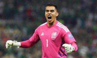 Raúl Rangel de México celebra un gol de Julián Quiñones en un partido de los dieciseisavos de final del Mundial de la FIFA 2026 entre México y Ecuador en el estadio Azteca​, en Ciudad de México (México). EFE/ Alex Cruz