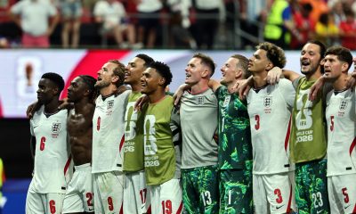Jugadores de Inglaterra celebran juntos el triunfo sobre República Democrática del Congo (2-1) que les dio el pasado miércoles el pase a los octavos de final del Mundial de Estados Unidos, México y Canadá. EFE/ RONALD WITTEK