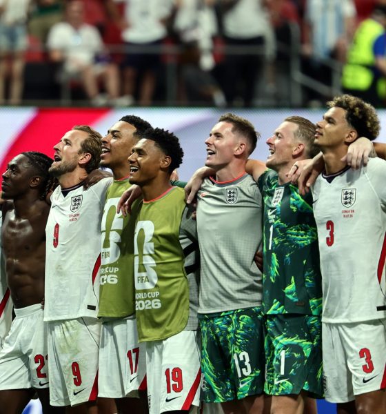 Jugadores de Inglaterra celebran juntos el triunfo sobre República Democrática del Congo (2-1) que les dio el pasado miércoles el pase a los octavos de final del Mundial de Estados Unidos, México y Canadá. EFE/ RONALD WITTEK