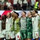 Jugadores de Inglaterra celebran juntos el triunfo sobre República Democrática del Congo (2-1) que les dio el pasado miércoles el pase a los octavos de final del Mundial de Estados Unidos, México y Canadá. EFE/ RONALD WITTEK
