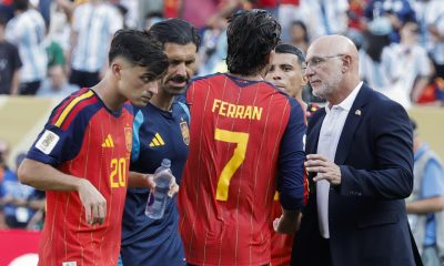 El seleccionador de España Luis de la Fuente (d) da indicaciones este domingo, en la final del Mundial de la FIFA 2026 entre España y Argentina en el estadio MetLife en East Rutherford (NJ, EE.UU.). EFE/ Lavandeira Jr