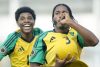 Jaquan Brown (d) de Jamaica celebra un gol este miércoles, durante un partido del Campeonato Sub-20 de la Concacaf entre Jamaica y Panamá, en el estadio Universitario en Puebla (México). EFE/ Hilda Ríos