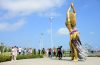 Fotografía de archivo del 20 de febrero de 2025 que muestra a seguidores de la cantante colombiana Shakira junto a su estatua en el Gran Malecón del Río en Barranquilla (Colombia). EFE/ Aleidys Coll