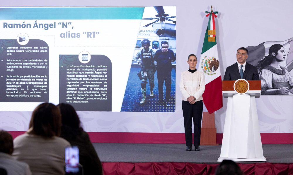 Fotografía cedida por la Presidencia de México de su mandataria, Claudia Sheinbaum, junto al secretario de Seguridad y Protección Ciudadana de México, Omar García Harfuch, en una rueda de prensa este viernes, en el Palacio Nacional de Ciudad de México (México). EFE/Presidencia de México/SOLO USO EDITORIAL/NO VENTAS/SOLO DISPONIBLE PARA ILUSTRAR LA NOTICIA QUE ACOMPAÑA(CRÉDITO OBLIGATORIO)
