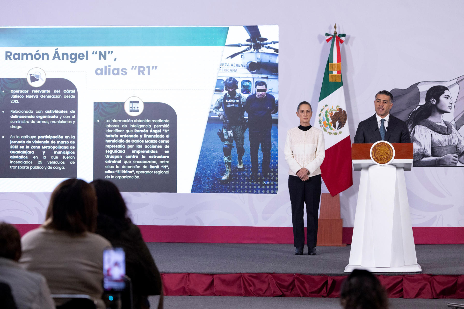 Fotografía cedida por la Presidencia de México de su mandataria, Claudia Sheinbaum, junto al secretario de Seguridad y Protección Ciudadana de México, Omar García Harfuch, en una rueda de prensa este viernes, en el Palacio Nacional de Ciudad de México (México). EFE/Presidencia de México/SOLO USO EDITORIAL/NO VENTAS/SOLO DISPONIBLE PARA ILUSTRAR LA NOTICIA QUE ACOMPAÑA(CRÉDITO OBLIGATORIO)