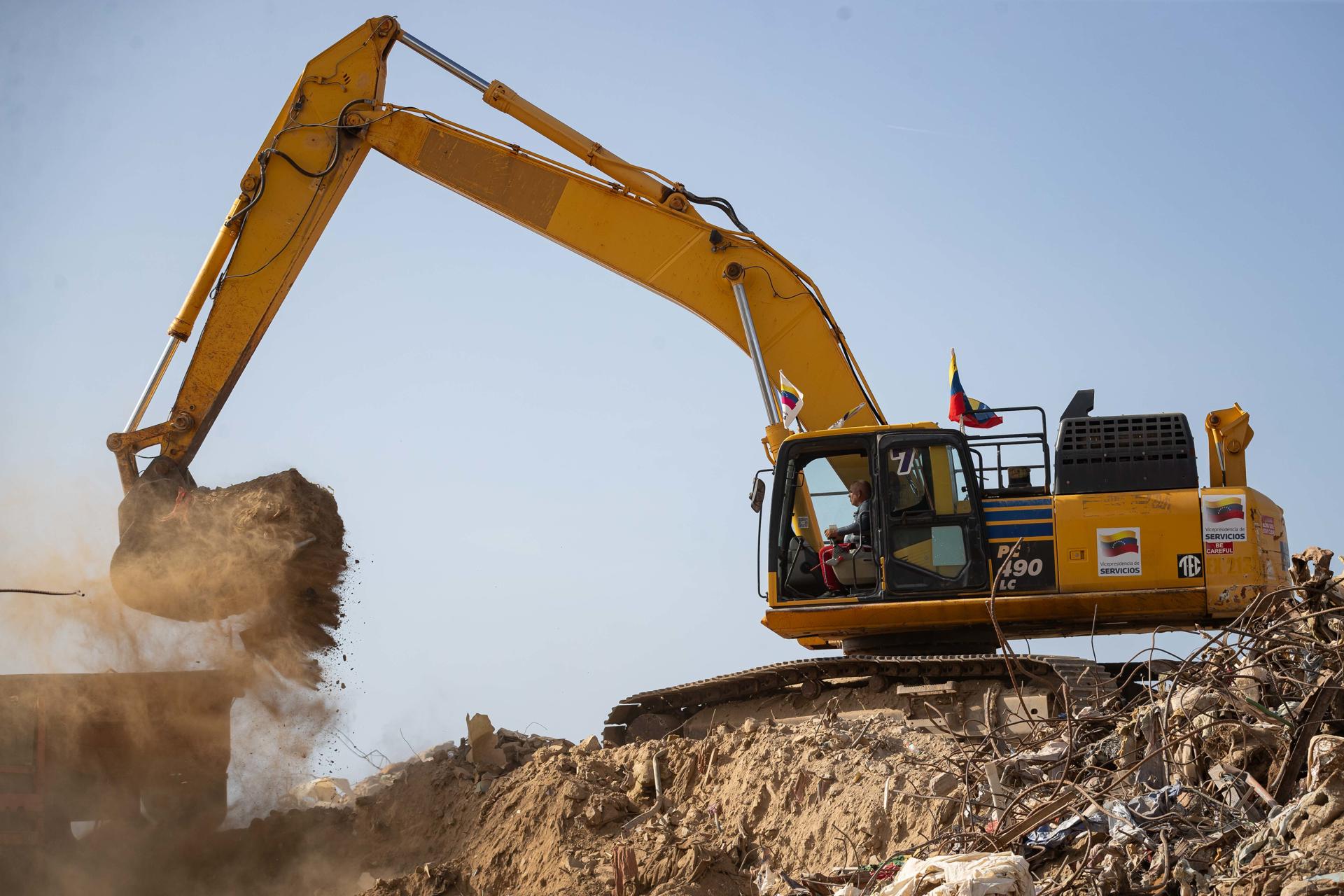 Fotografía que muestra una retroexcavadora removiendo escombros en una zona afectada por los terremotos del pasado 24 de junio, en La Guaira (Venezuela). EFE/ Ronald Peña R
