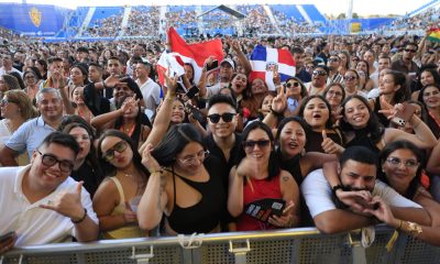 Asistentes al concierto que los cantantes estadounidenses Prince Royce y Romeo Santos han ofrecido este viernes en Zaragoza. EFE/Javier Cebollada