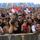Asistentes al concierto que los cantantes estadounidenses Prince Royce y Romeo Santos han ofrecido este viernes en Zaragoza. EFE/Javier Cebollada