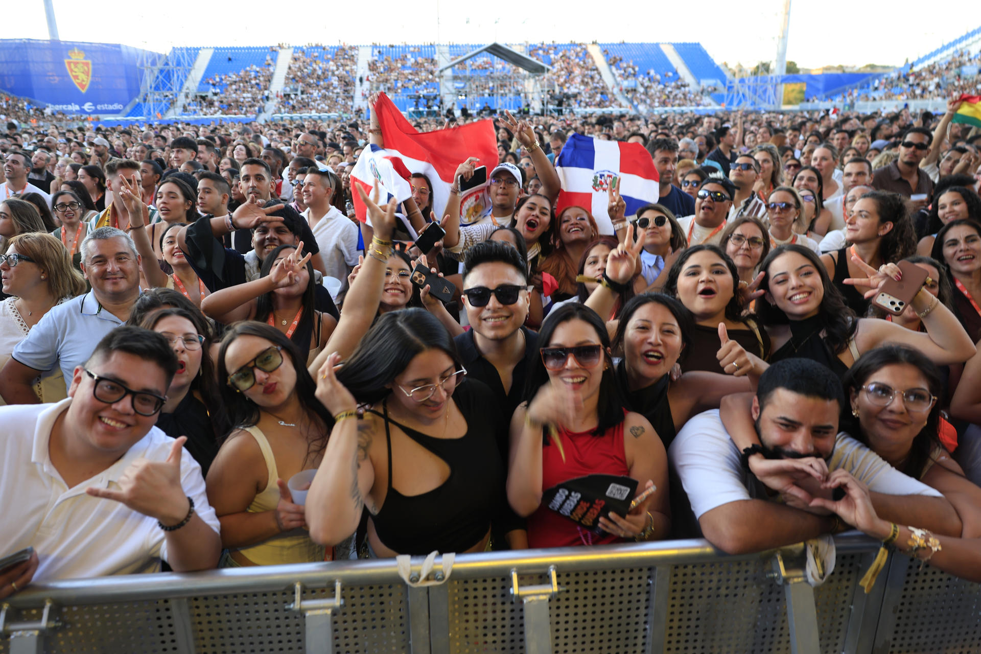 Asistentes al concierto que los cantantes estadounidenses Prince Royce y Romeo Santos han ofrecido este viernes en Zaragoza. EFE/Javier Cebollada