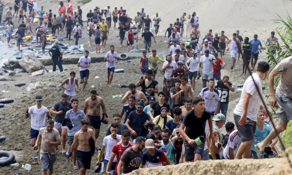 Miles de migrantes acceden al territorio español desde Marruecos a Ceuta, enclave español en el norte de África, 30 de julio de 2026. Los centros de migrantes en la ciudad están superpoblados ya que unas 1.500 personas han cruzado la frontera a Ceuta durante los últimos 9 días, principalmente migrantes marroquíes y argelinos. EFE/Reduan Dris